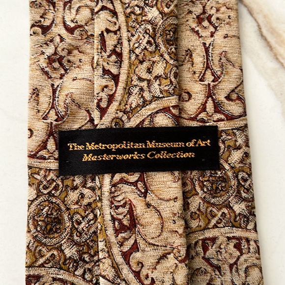 EUC Metropolitan Museum of Art 100% silk baroque design tie in shades of brown - Picture 3 of 4
